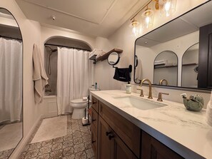 Hair dryer, bidet, towels, soap - Amazing Condo In Downtown Alhambra, 20 minutes to DTLA, 10 minutes to Pasadena (Alhambra)