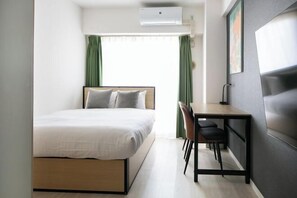 A bedroom with a bed, a desk, and a chair. - Daffitto Mitaka (Mitaka)