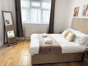 3 habitaciones, tabla de planchar con plancha, wifi y ropa de cama 