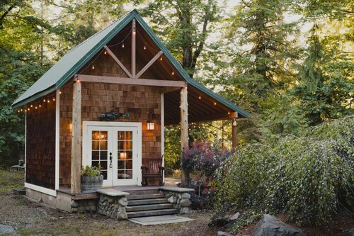 Cozy Riverside Cabin- Hot Tub - near Mt Rainier