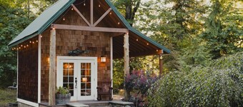 Cozy Riverside Cabin- Hot Tub - near Mt Rainier