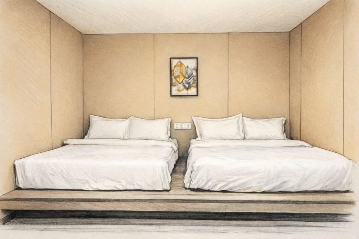 Une chambre avec deux lits, un tableau encadré au mur et un escalier menant à l’étage supérieur.