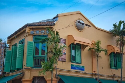 All-You-Need Room for 4 Walk & Drive Around to Tourist Hotspot Eden