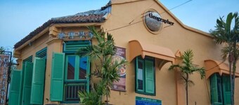 All-You-Need Room for 4 Walk & Drive Around to Tourist Hotspot Eden