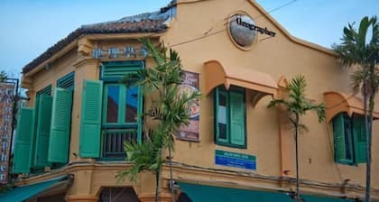 All-You-Need Room for 4 Walk & Drive Around to Tourist Hotspot Eden