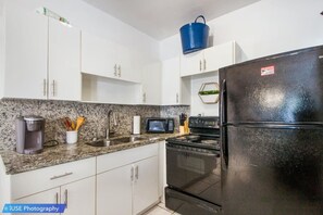 Fridge, microwave, oven, stovetop - Wynwood The Bonds of Art 7BR (Miami)