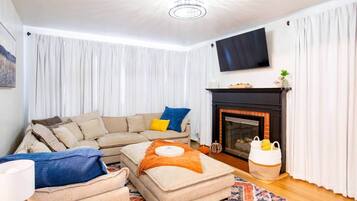 TV connectée, cheminée, table de tennis de table, espaces bureaux