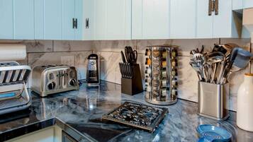 Coffee/tea maker, fridge, microwave, oven