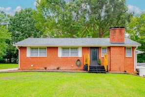 Exterior - Olde Towne Retreat | Pet-Friendly Family Retreat Near Campus (Winston-Salem)