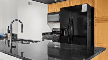 Micro-ondes, four, plaque de cuisson, lave-vaisselle