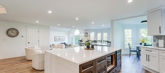 Hot Tub, Decks & 2 Kitchens: Mtn-View Jasper Gem!