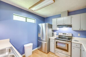 Fridge, microwave, stovetop, dishwasher - Quiet & Convenient Tallahassee Home, 4 Mi to Lake! (Tallahassee)