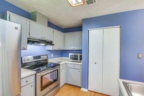 Kühlschrank, Mikrowelle, Herdplatte, Geschirrspüler