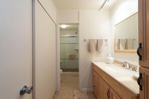 Shower, hair dryer, towels, soap - Perfectly located and updated studio in the heart of Sun Valley (Sun Valley)