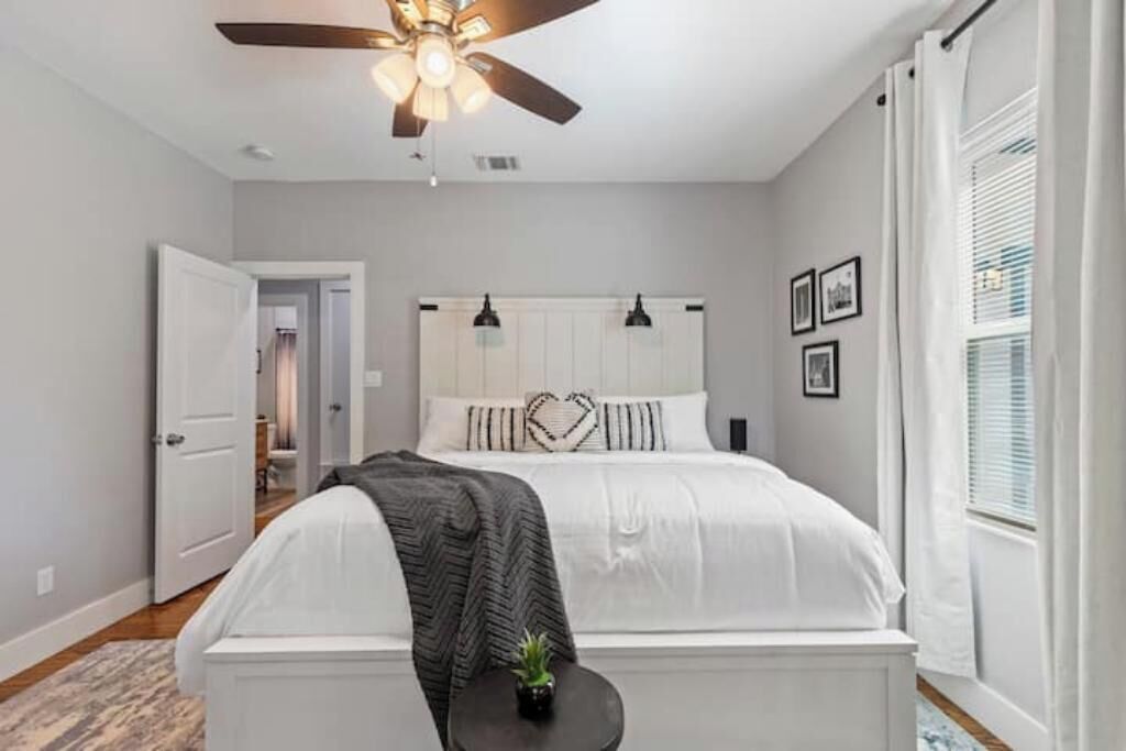 3 habitaciones, tabla de planchar con plancha, wifi y ropa de cama 