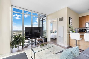 Smart TV, music library, video library - Luxury 2.5 Bedroom 2 Bathroom 1 Parking Spot Near SQ1 Condo Breathtaking Views! (Mississauga)