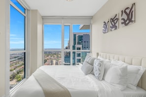 3 chambres, bureau, fer et planche à repasser, lit de bébé portatif