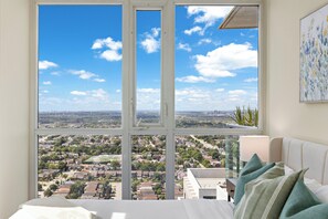 3 bedrooms, desk, iron/ironing board, travel crib - Luxury 2.5 Bedroom 2 Bathroom 1 Parking Spot Near SQ1 Condo Breathtaking Views! (Mississauga)