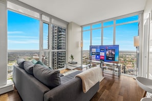 Téléviseur connecté, sélection de musique, sélection de films