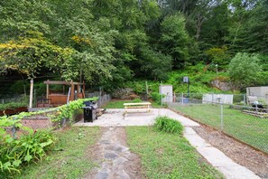 Outdoor dining - Spacious Broadway Home Downtown Western Modern Charm (Jim Thorpe)