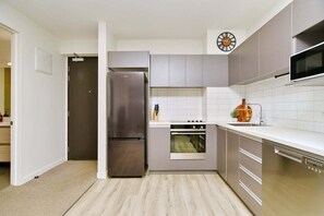 Four à micro-ondes, un four, surface de cuisson, lave-vaisselle