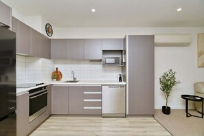 Four à micro-ondes, un four, surface de cuisson, lave-vaisselle