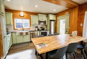 ثلاجة، ميكروويف، فرن، موقد طهي مسطح