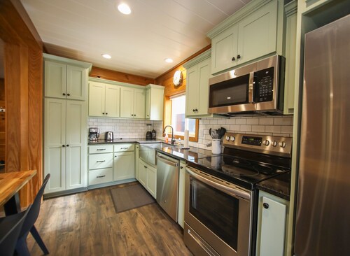 Little Red Ski Haus, steps to Winter Park