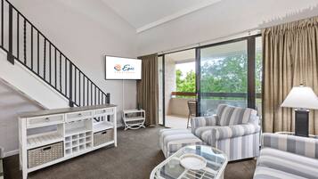 Classic Villa, Balcony, Resort View | Living area