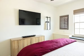 6 bedrooms, iron/ironing board, WiFi, bed sheets