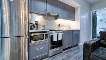 Geladeira, micro-ondas, fogão, cooktop