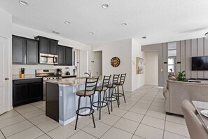 Kjøleskap, mikrobølgeovn, kokeplater og oppvaskmaskin