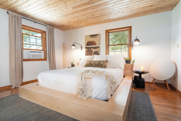 4 bedrooms, desk, travel crib, free WiFi