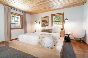 4 bedrooms, desk, travel cot, free WiFi