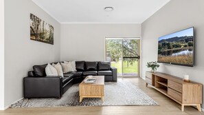 Smart TV, ping pong - Home among the Gum Trees" - 10 mins to Vincentia (Tomerong)