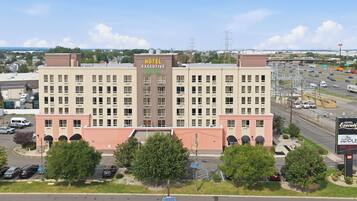 A multi-story hotel with a sign indicating 'Hotel Executive Suites.'