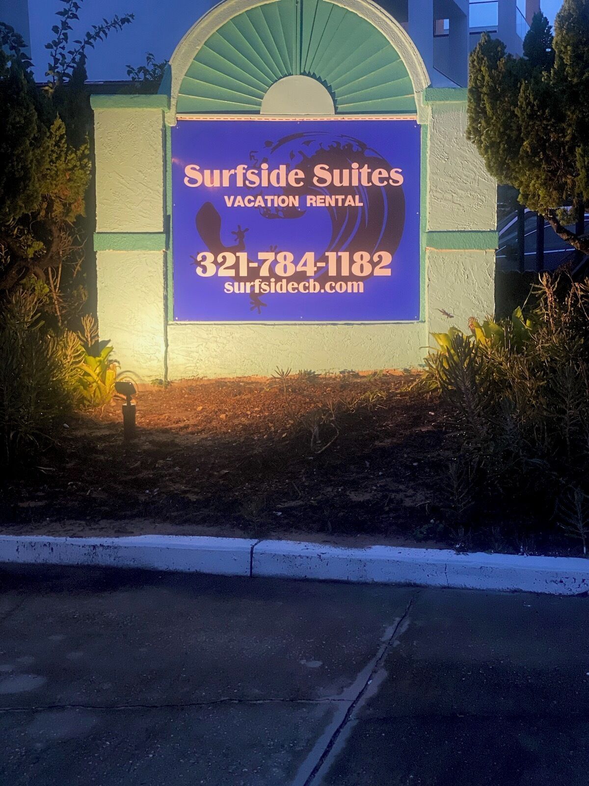Schild für Surfside Suites, eine Ferienwohnung, mit Kontaktinformationen und Webseite.