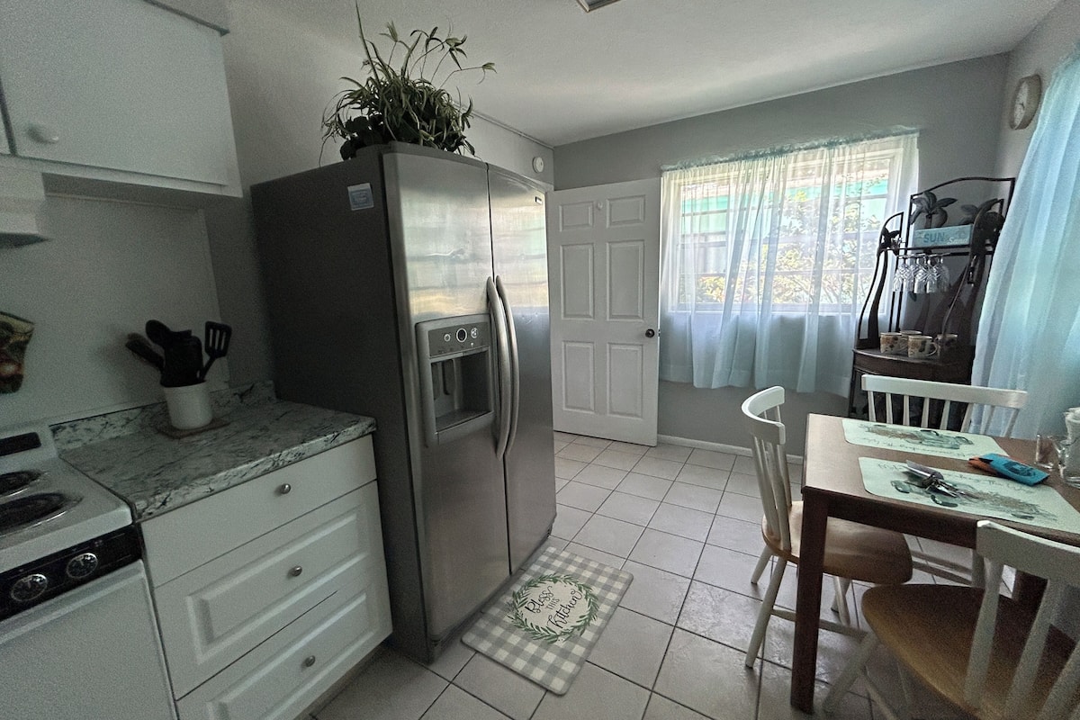 Apartamento familiar | Cocina privada | Frigorífico grande, microondas, placa de cocina y trona infantil