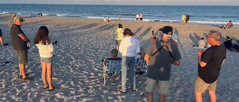 على الشاطئ، رمال بيضاء، 10 من البارات على الشاطئ