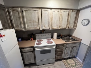 Apartamento familiar, vistas al patio | Cocina privada | Frigorífico grande, microondas, placa de cocina y cafetera o tetera