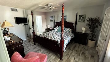 Familienapartment, Blick auf den Innenhof | Hochwertige Bettwaren, Pillowtop-Betten, individuell dekoriert