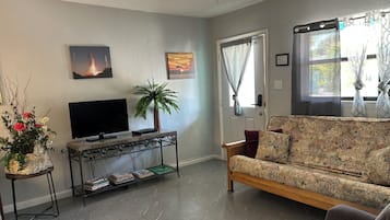 Apartamento família, vista para o jardim | Área de estar | Brinquedos