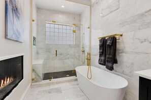 Haartrockner, Handtücher, Seife, Shampoo