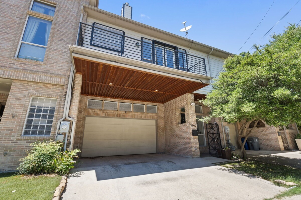 Luxury Oak Lawn Oasis, Game Room, Parking, Balcony. The Best Area of Dallas