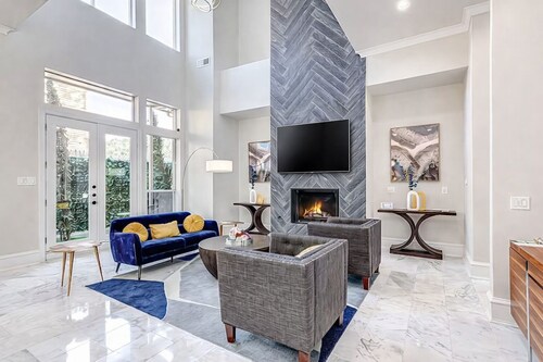 Best Area of Dallas - Luxury Oak Lawn Oasis, Game Room, Parking, Balcony
