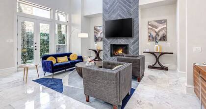 Best Area of Dallas - Luxury Oak Lawn Oasis, Game Room, Parking, Balcony