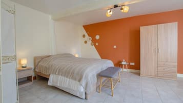 2 bedrooms, travel crib, free WiFi