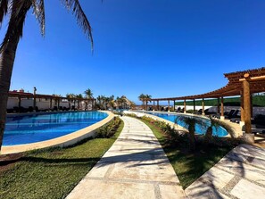 Outdoor pool - MAJUM Corvus 4B House (Acapulco de Juárez)
