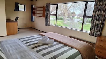 3 bedrooms, iron/ironing board, WiFi, bed sheets
