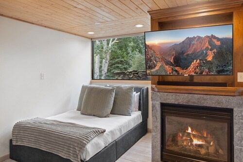 Studio Retreat for alpine adventures | Walk to downtown, river, and Gondola